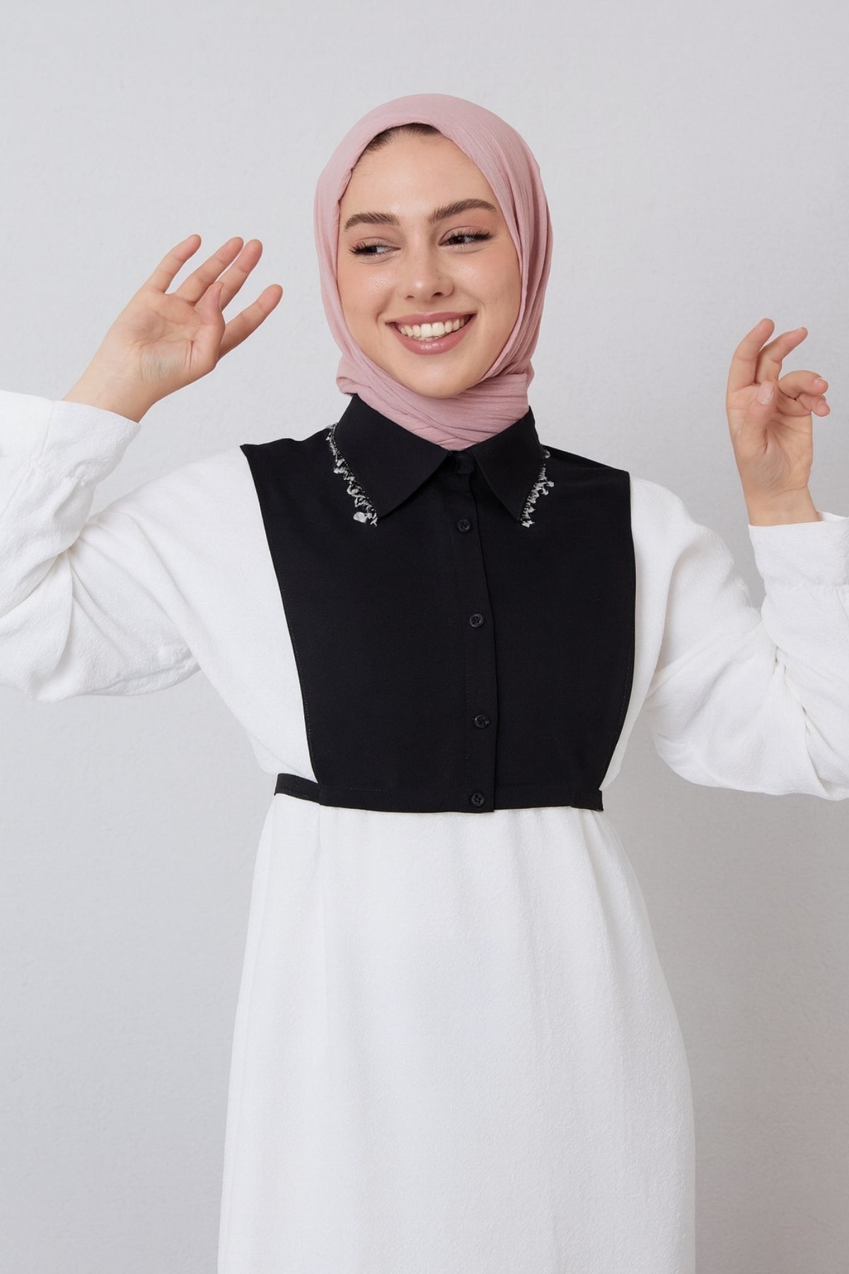 Zincirli Gömlek Yakası - Siyah