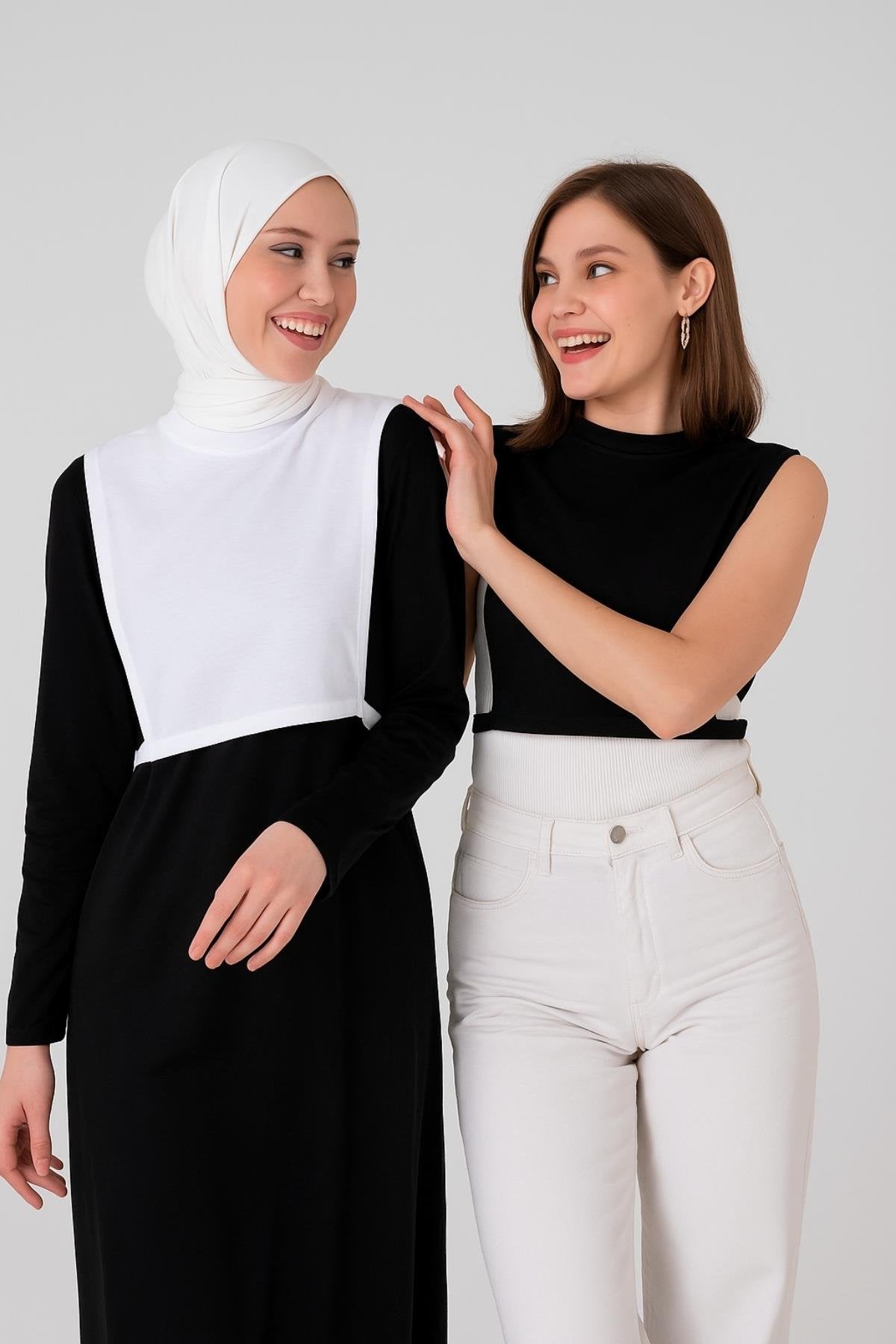 Tesettür boyunluk ve kolluk kombinli kadın giyim modeli