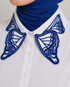 Mavi nakış detaylı beyaz gömlek yakası; modern ve şık bir görünüm sunan, kazak içine gömlek yakası olarak kullanılabilen zarif bir aksesuar.
