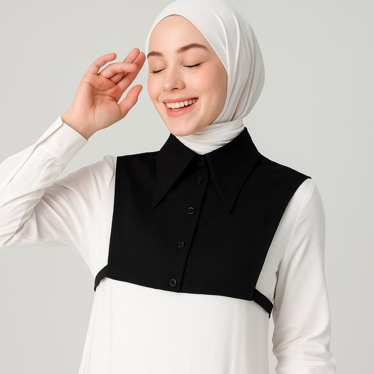 Beyaz elbise üzerine siyah takma gömlek yakası kombinli kadın model