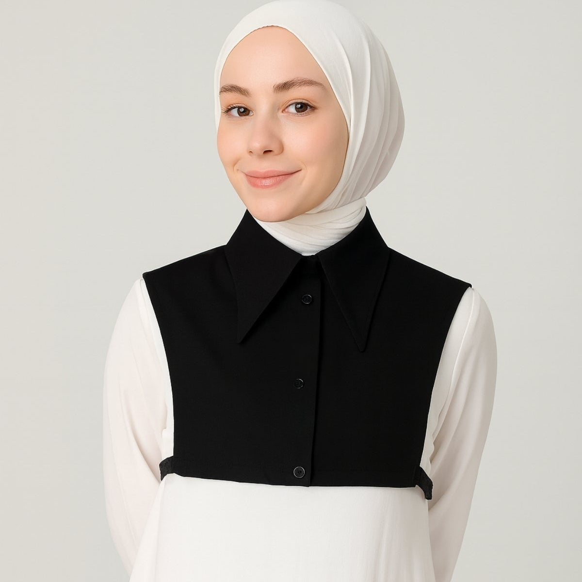 Takma gömlek yakası kullanımı ile katmanlı şıklık görünümü