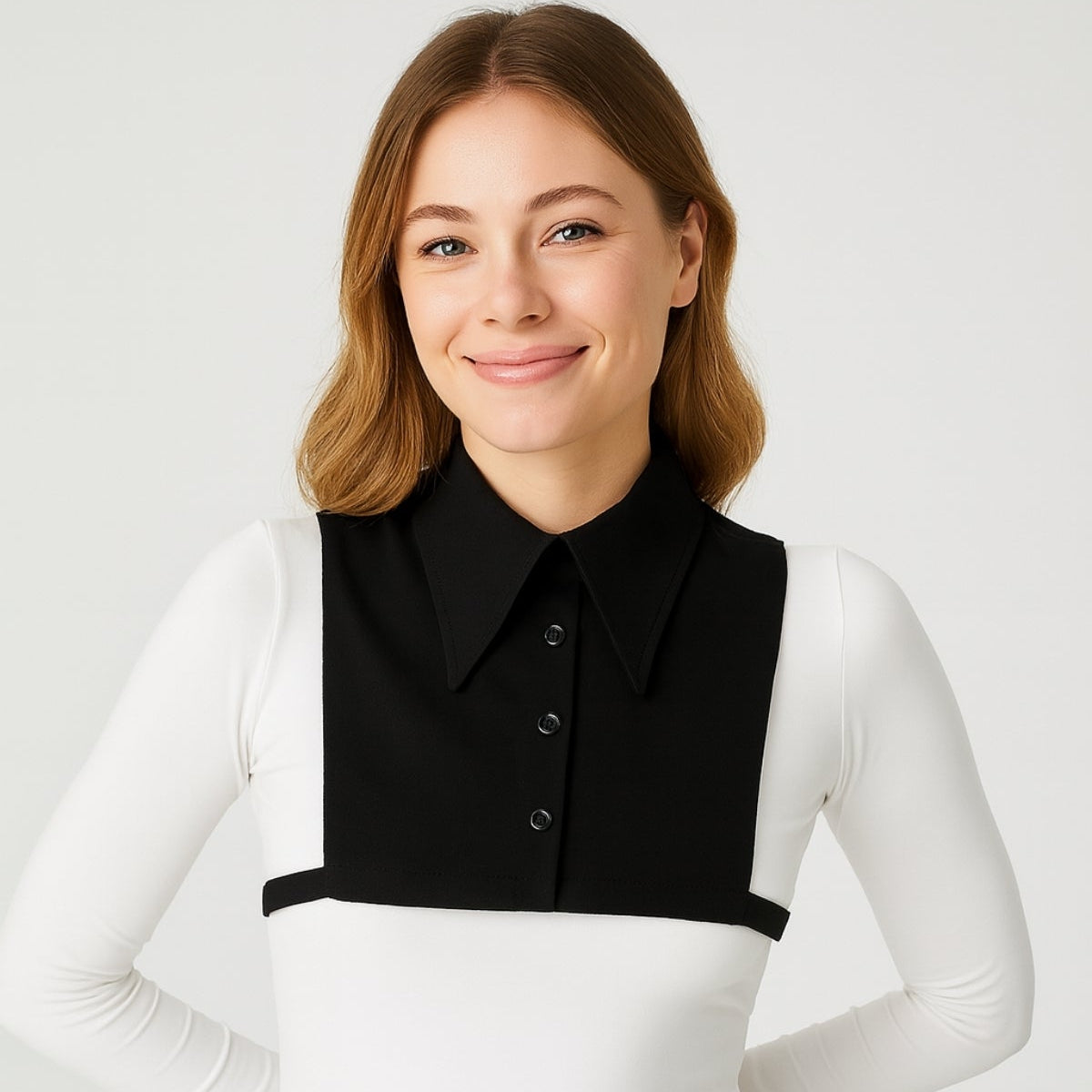 Yarım gömlek yakası ile kombinlenmiş kadın tesettür giyim detayı