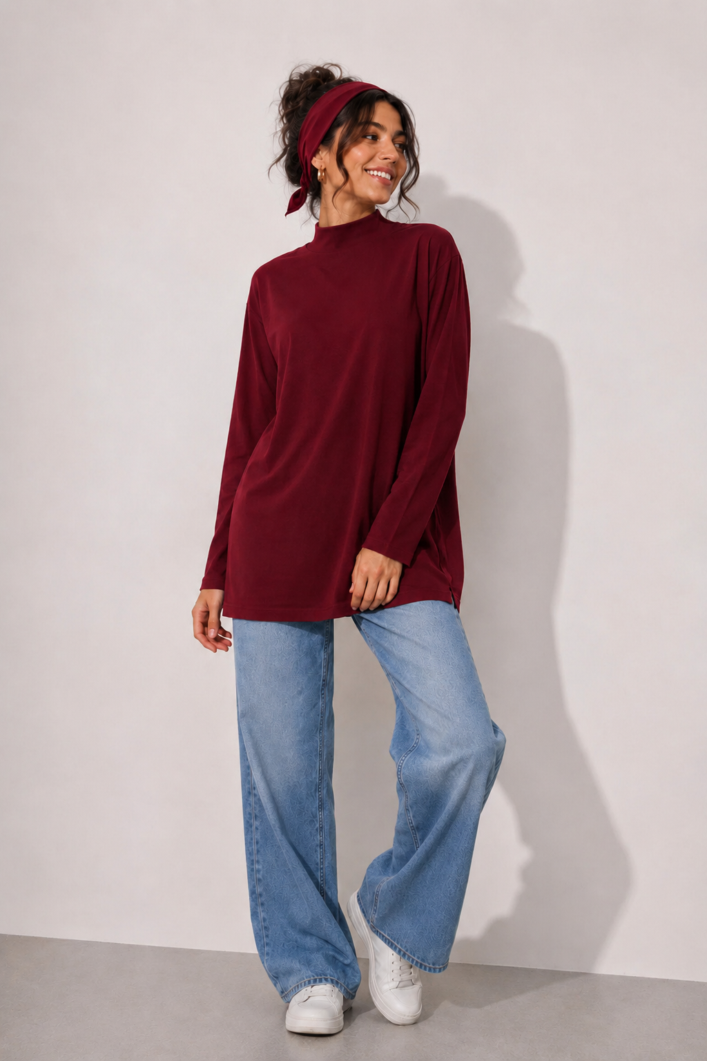 Bordo balıkçı yaka tunik yürüyüş pozu