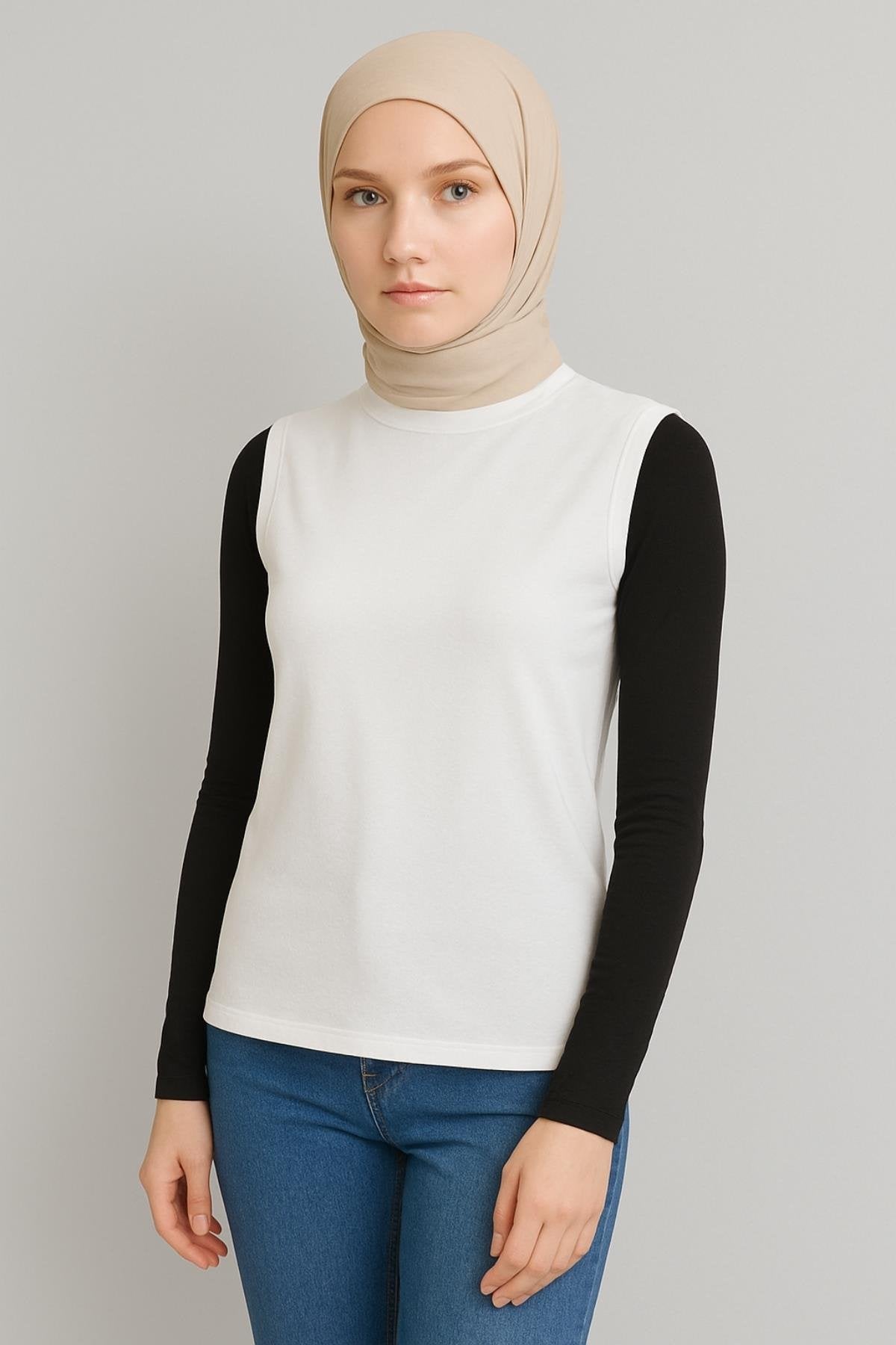 Beyaz kolsuz içlik tesettür kombin için ideal penye içlik modeli