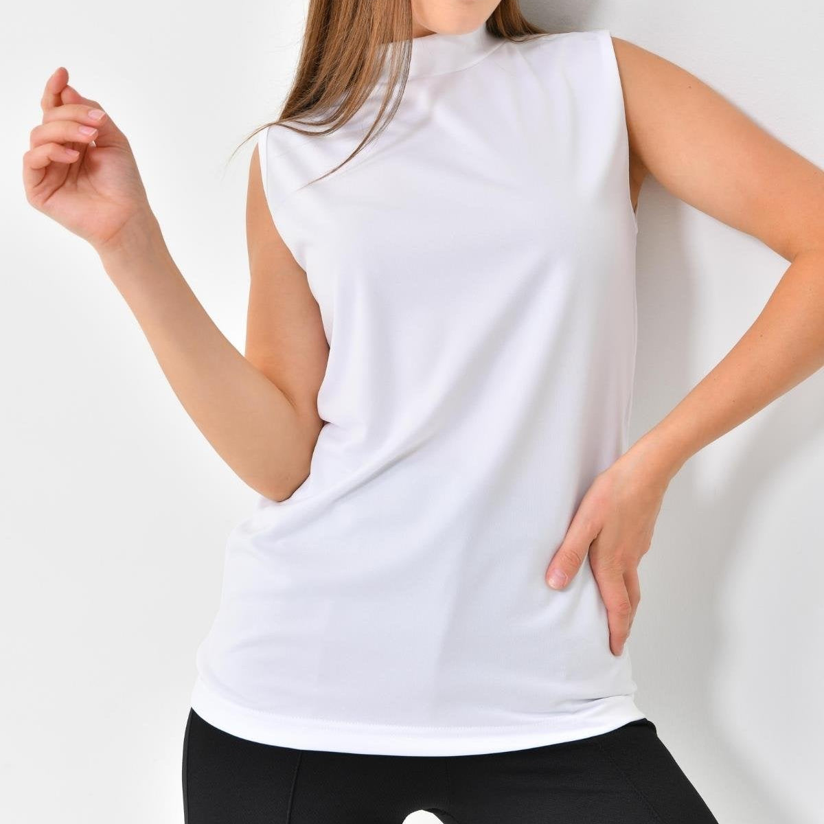 Elbise içliği olarak tercih edilen beyaz kolsuz içlik tunik