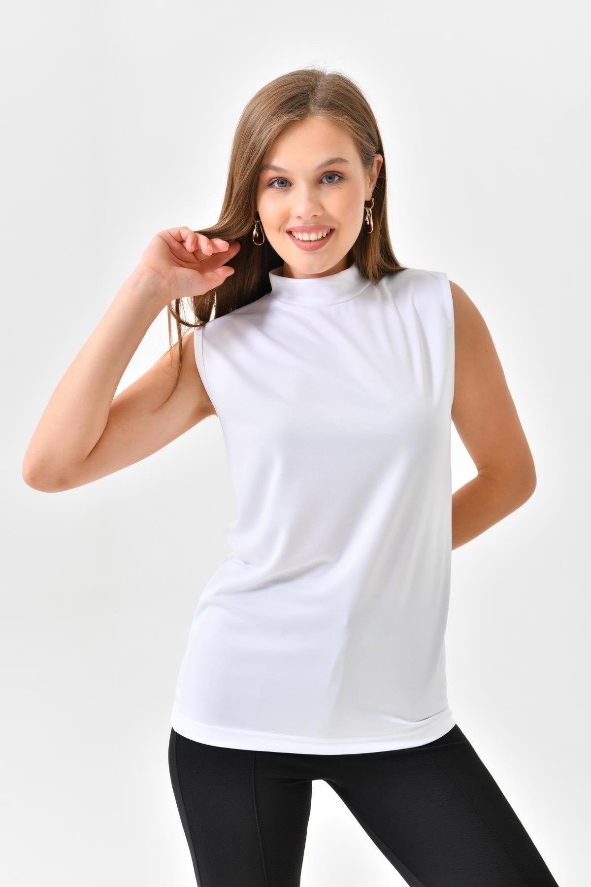 Penye kumaş kolsuz içlik tesettür içlik modelleri arasında sade tasarım