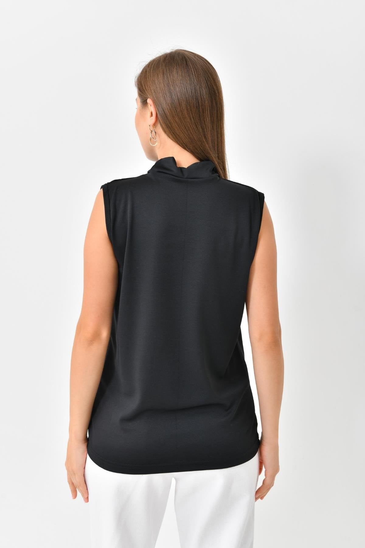 Kadınların elbise altına giyilen iç giysisi siyah kolsuz içlik