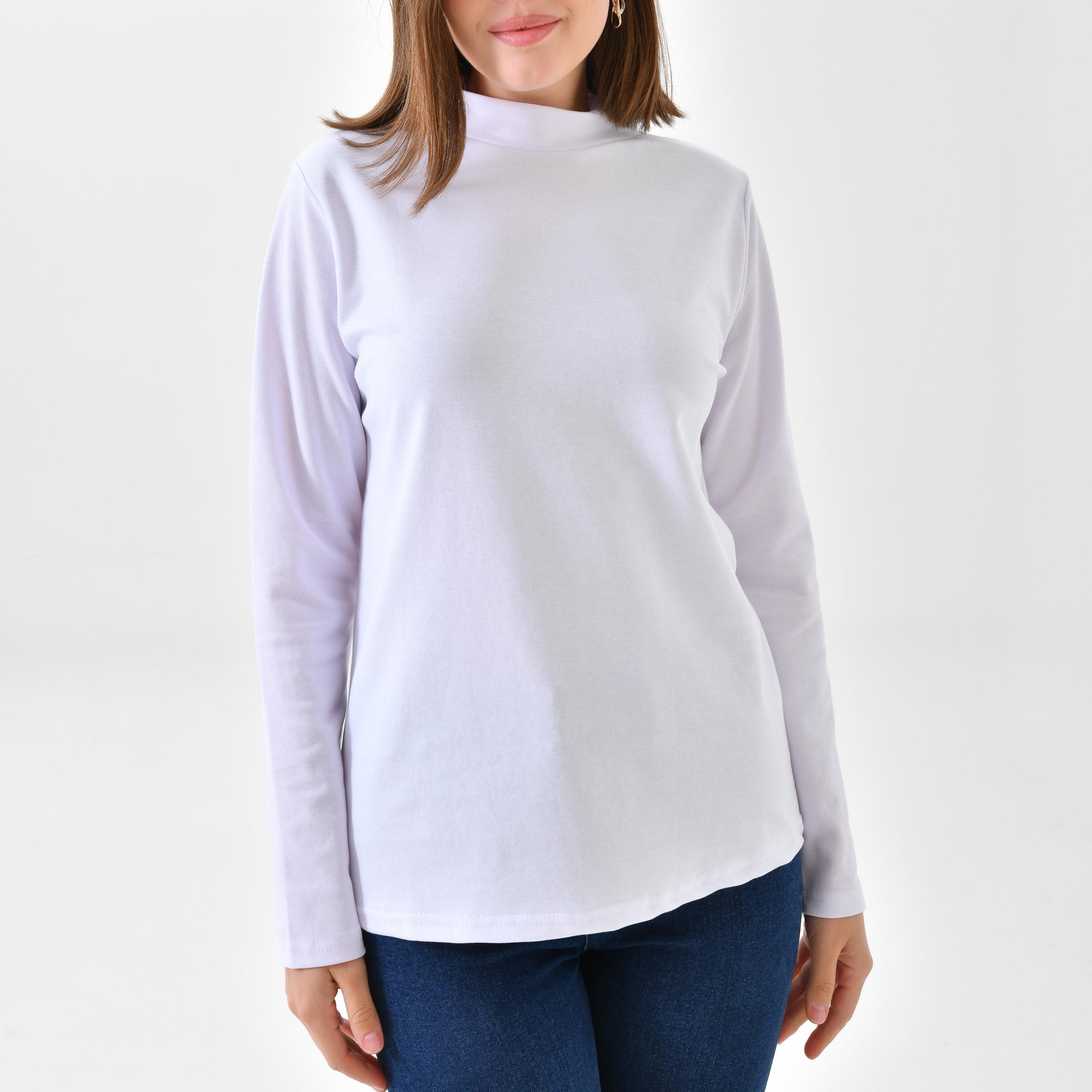 Kadın tesettür bluz beyaz sade ve modern görünüm