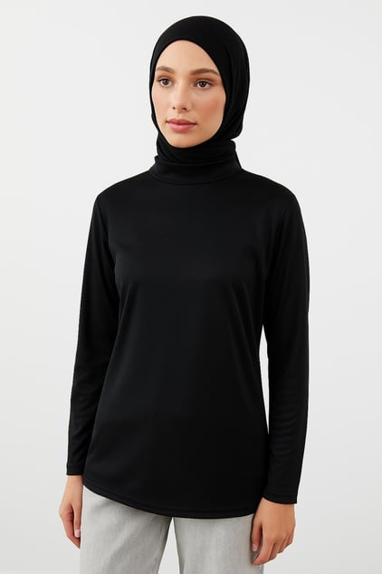 Kadın tesettür bluz modelleri arasında sade ve şık siyah bluz tasarımı