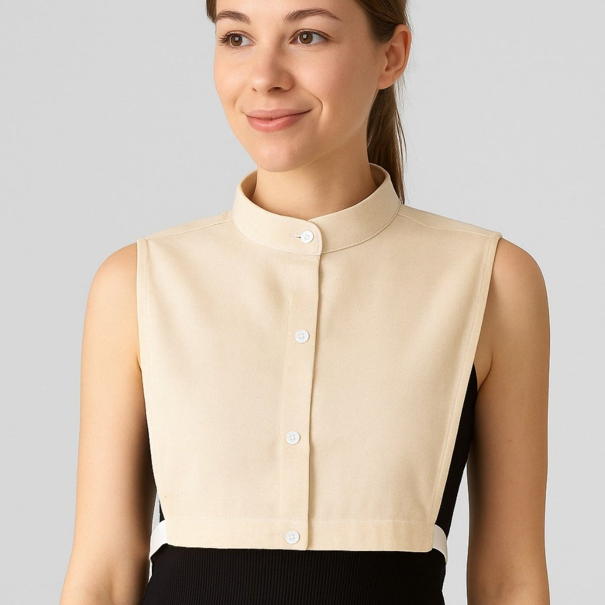 Siyah içlikle kullanılan sahte gömlek yakası, kazak altına gömlek efekti