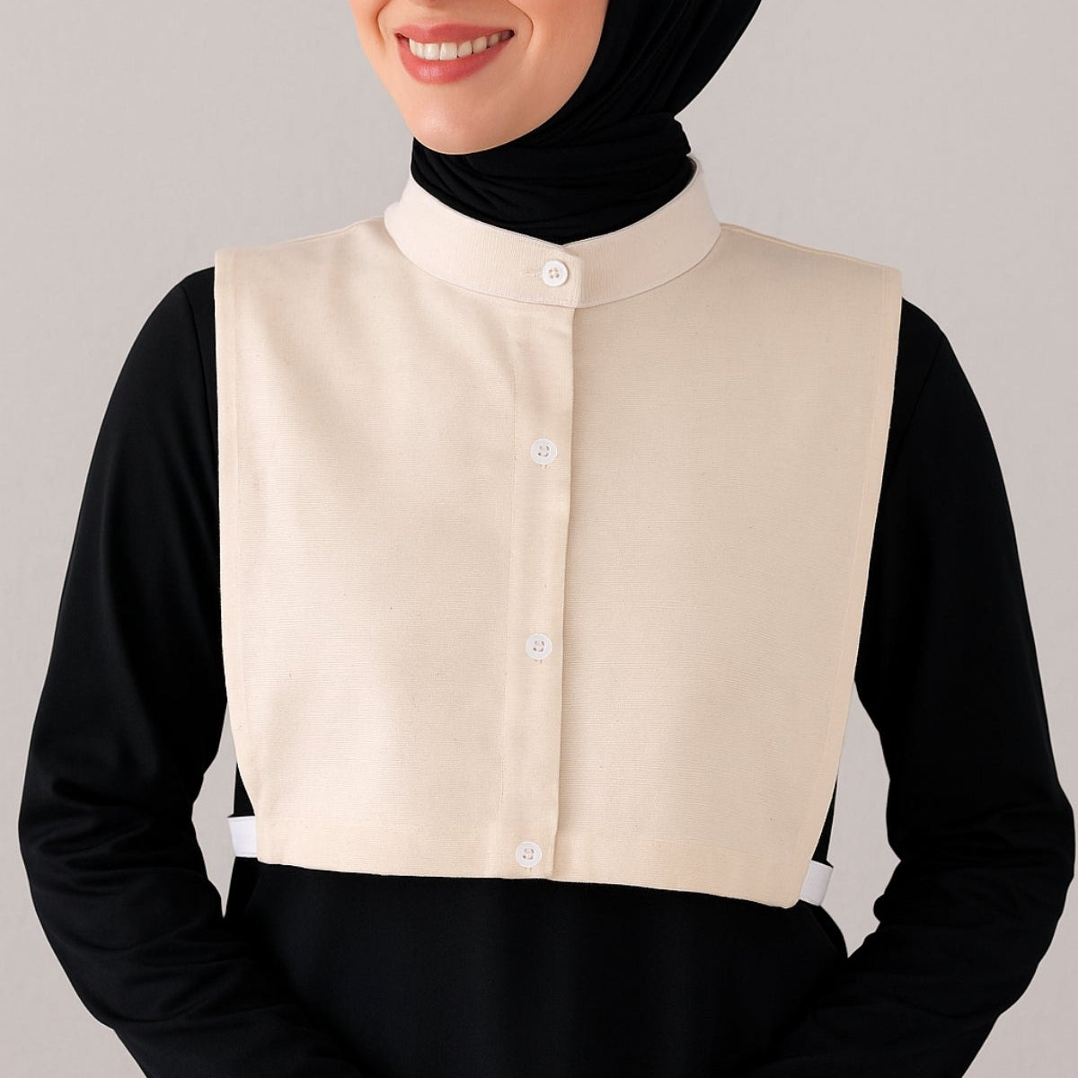 Bej renk takma gömlek yakası ile kombinlenmiş kazak içine gömlek yakası görünümü