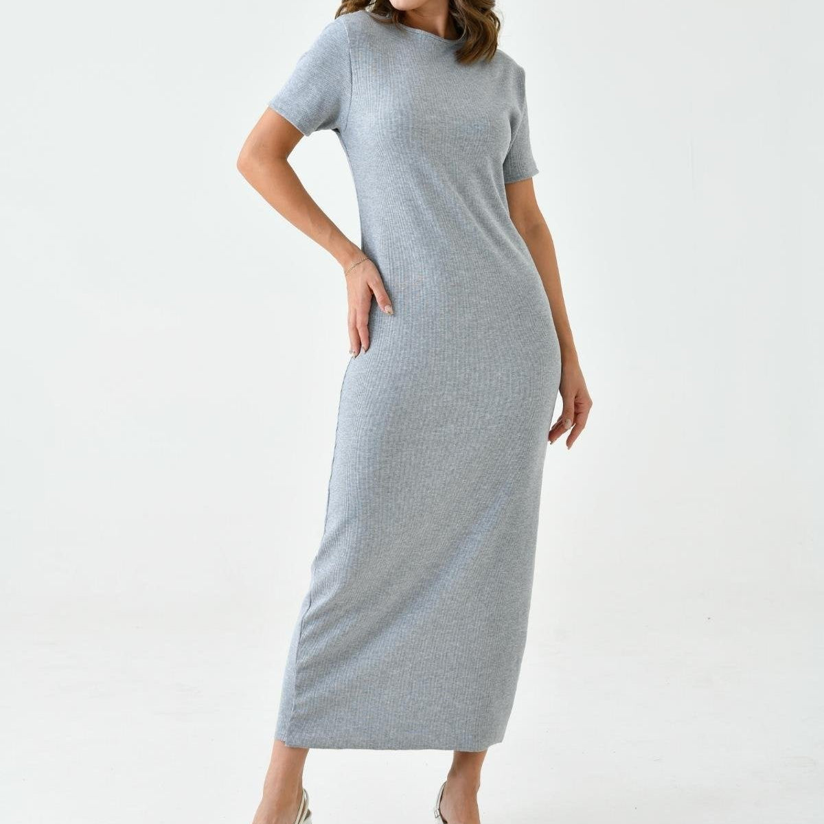 Şık ve sade tesettür elbise, kadınlar için günlük kombin alternatifi