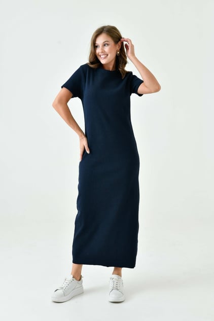 Tesettür elbise modelleri arasında basic uzun lacivert elbise