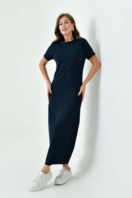 Şık ve sade elbise tesettür modeli rahat kombin seçeneği