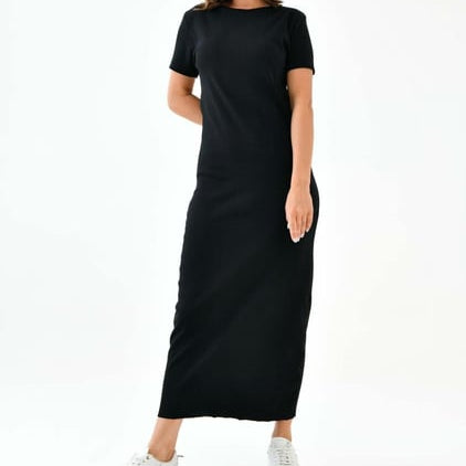 elbise tesettür kategorisinde siyah uzun tesettür elbise modeli