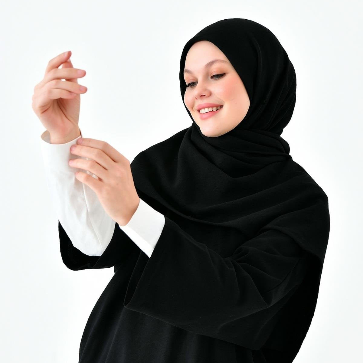 Siyah tesettür boyunluk ve beyaz kolluk kombinli kadın tesettür giyim modeli
