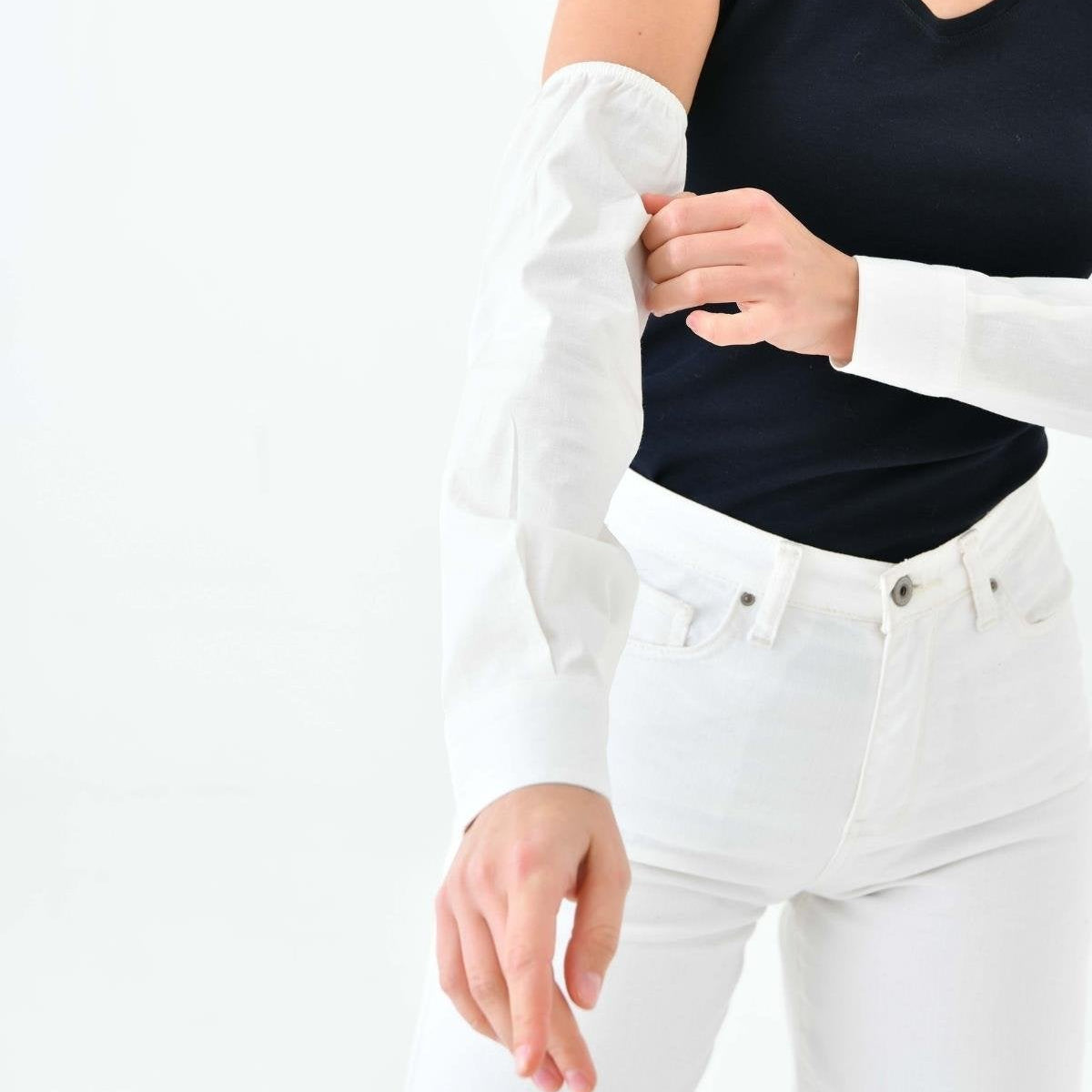 Siyah boyunluklu kolluk kullanımı ile tesettür giyimde pratik çözüm