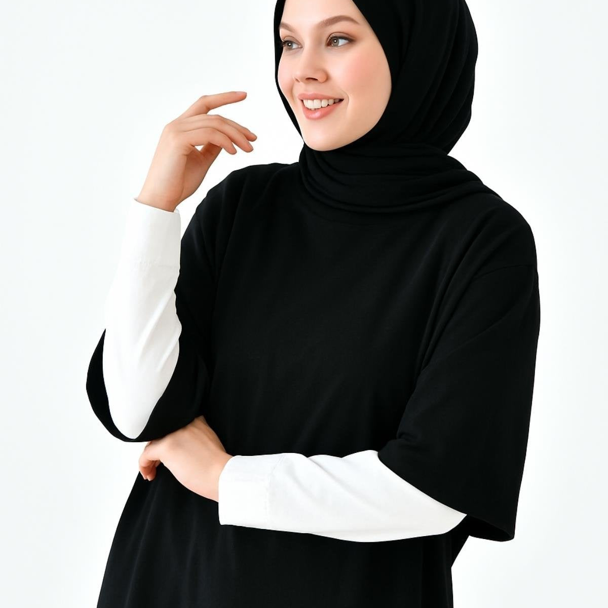 Tesettür kolluk boyunluk seti ile sade ve zarif kadın stil görünümü