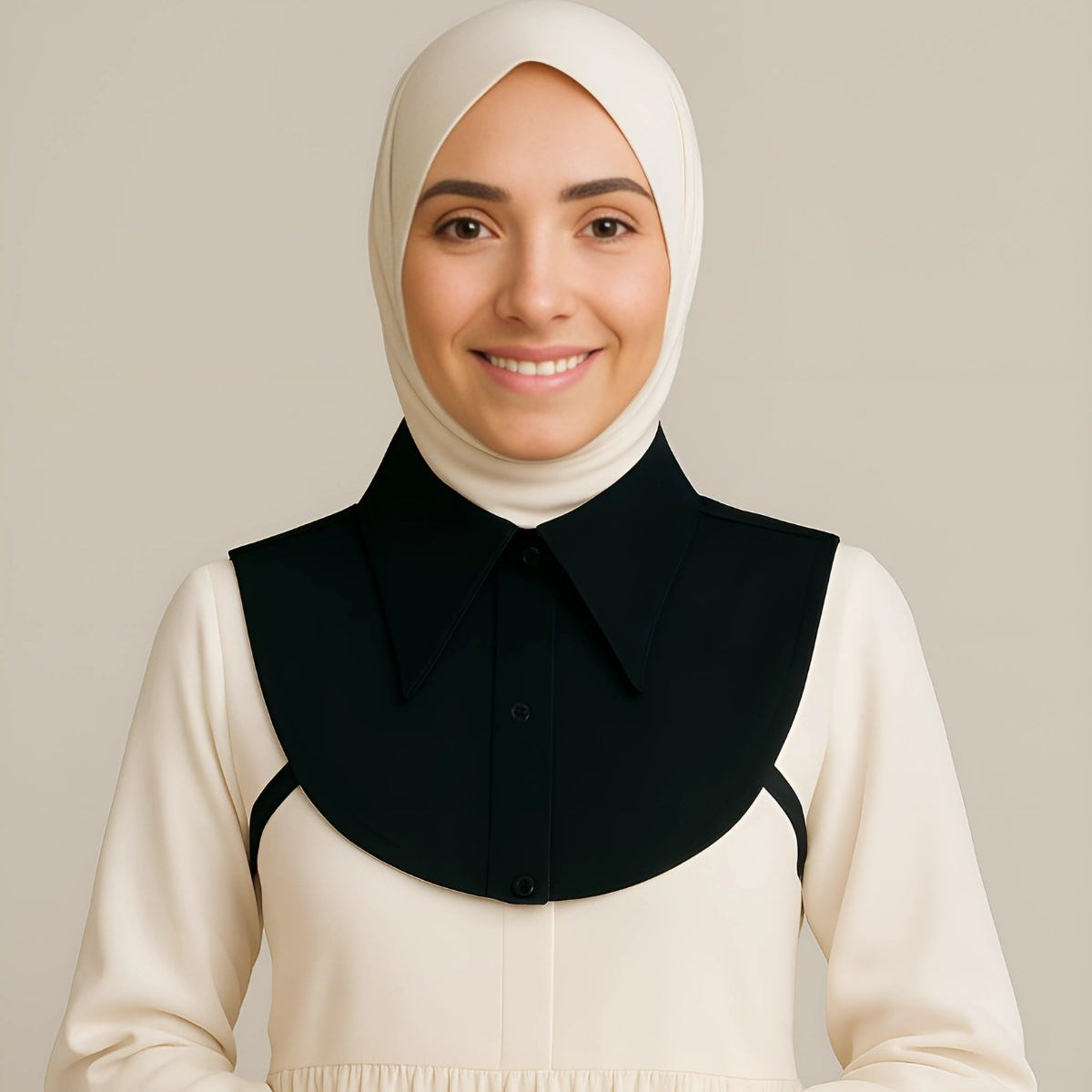 Siyah takma gömlek yakası ile kombinlenmiş tesettür elbise görünümü