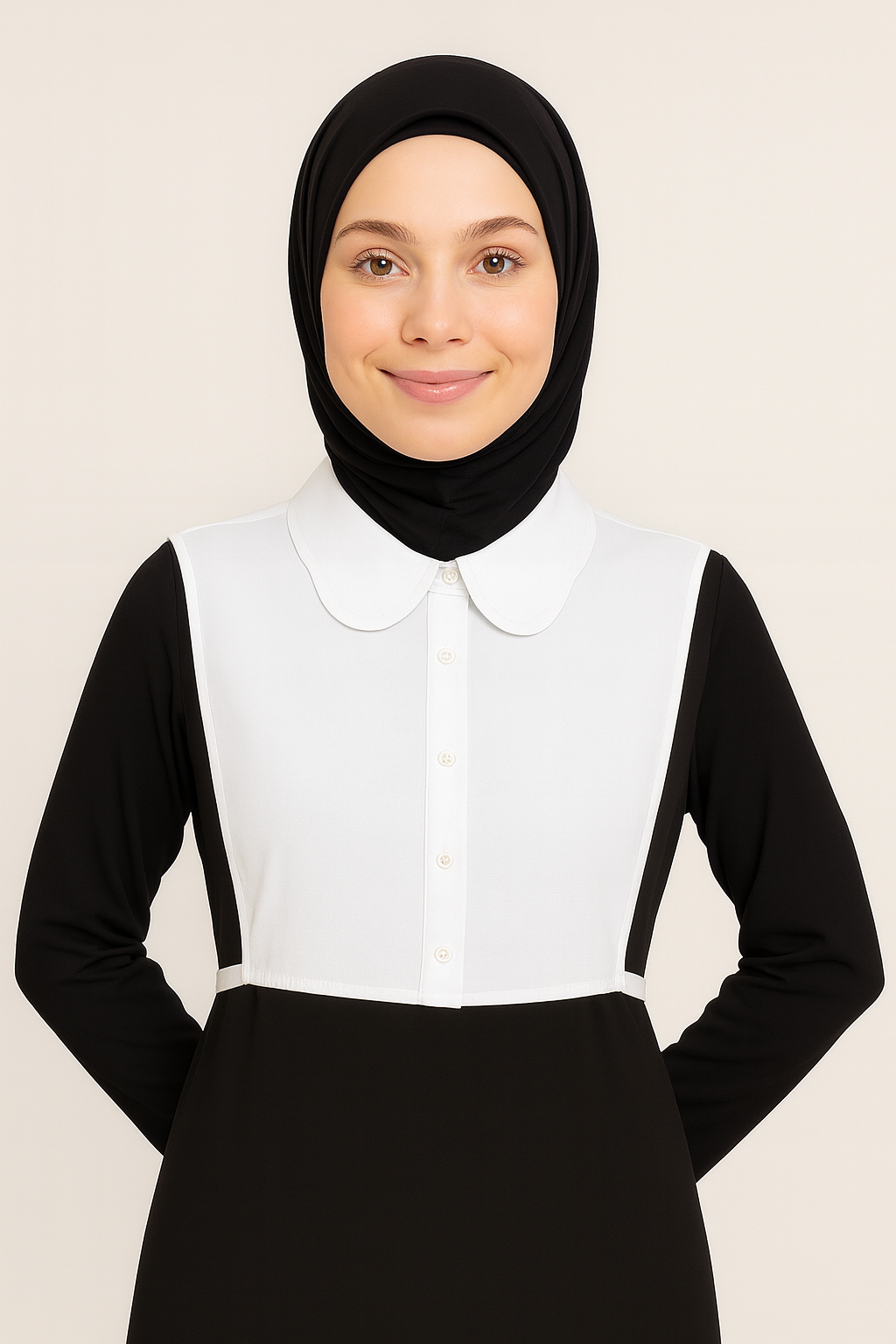 Beyaz sahte gömlek yakası kadın model üzerinde, kazak içine gömlek yakası kombin örneği