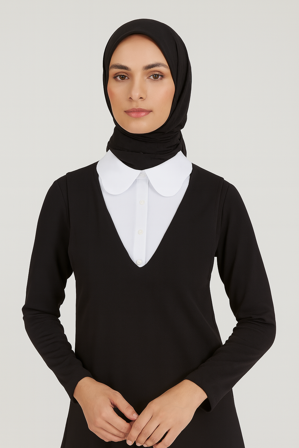 Yarım gömlek yakası detaylı kadın kombin, kazak altına gömlek görünümü