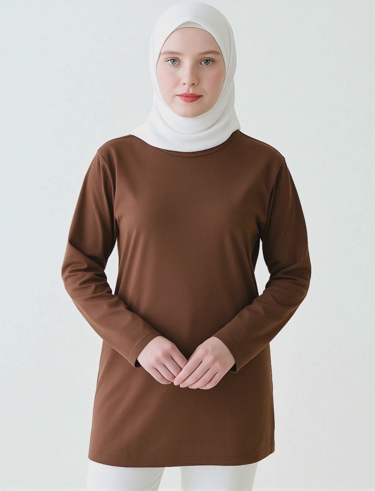 Şık ve minimalist tasarıma sahip kadın tesettür tunik modelleri ve uzun tunik görünümü
