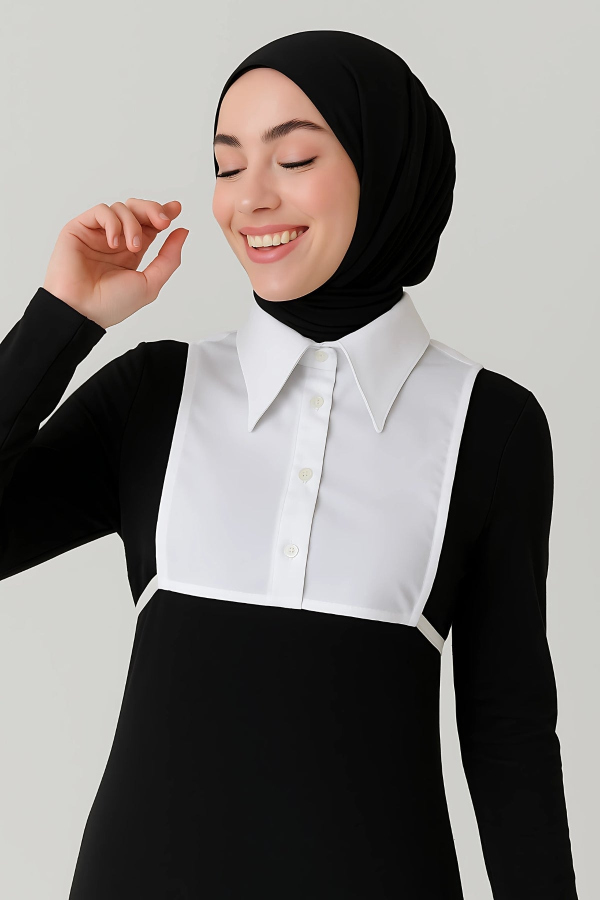 Kazak içine gömlek yakası ile kombinlenmiş beyaz takma gömlek yakası modeli