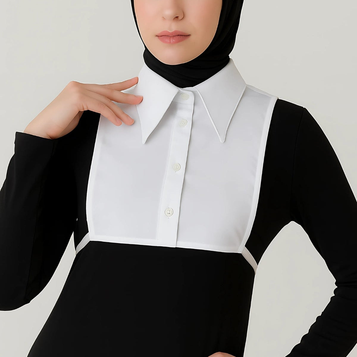 Sahte gömlek yakası ile şık görünüm sağlayan modern tesettür kombin
