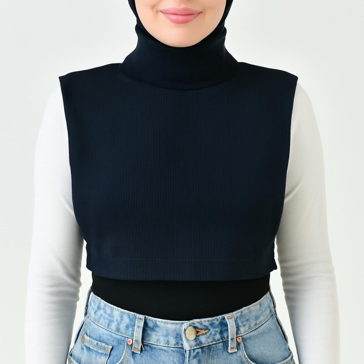 Siyah tesettür boyunluk modeli ile kombinlenmiş uzun kolluk tesettür ürün