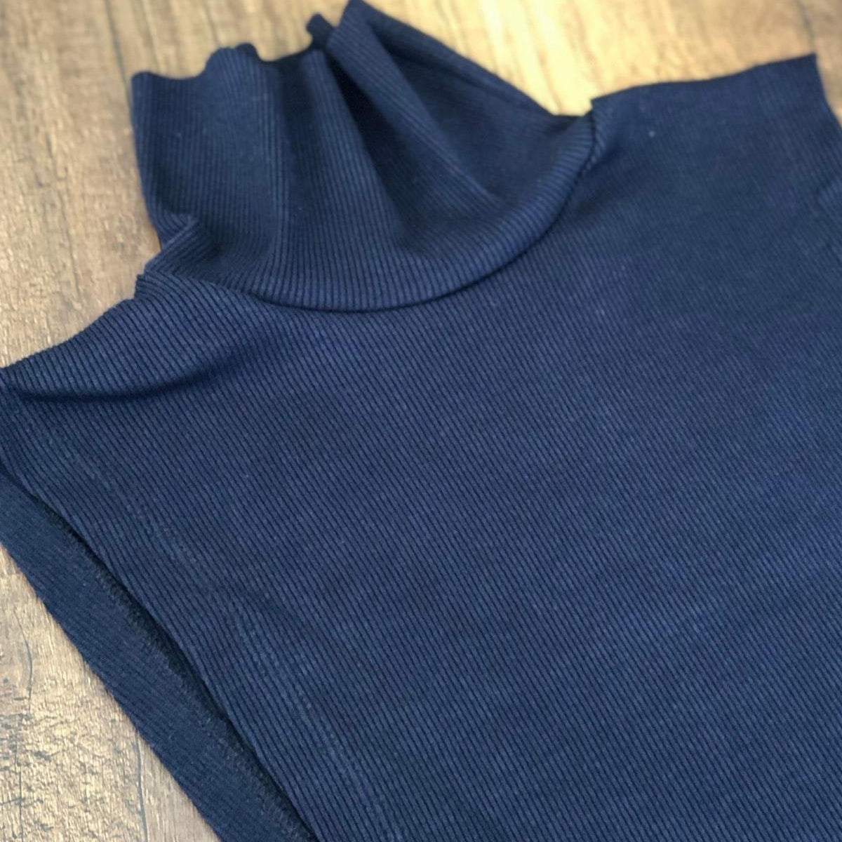 Tesettür kolluk modelleri arasında öne çıkan sade ve kullanışlı boyunluk tasarımı