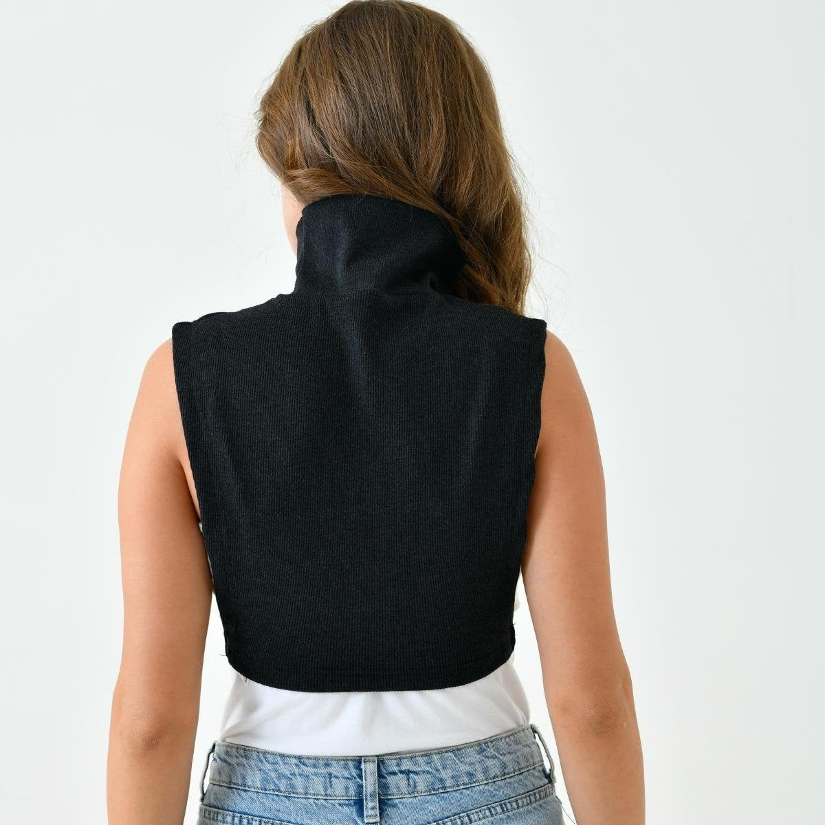 Siyah tesettür boyunluk ve uzun kolluk modeli namaz kolluğu olarak da kullanılır