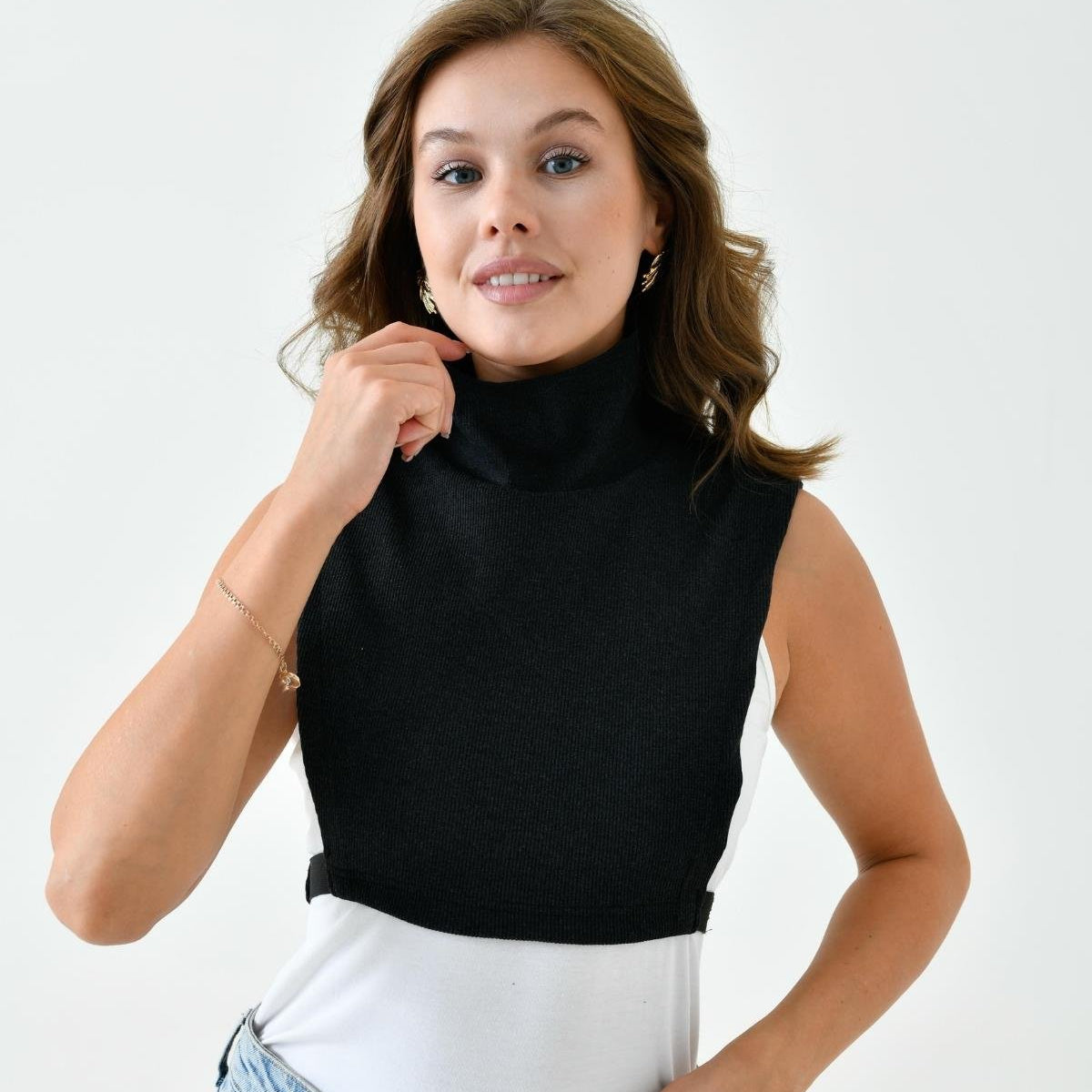 Tesettür boyunluk modelleri arasında yer alan siyah şık boyunluk ve kolluk