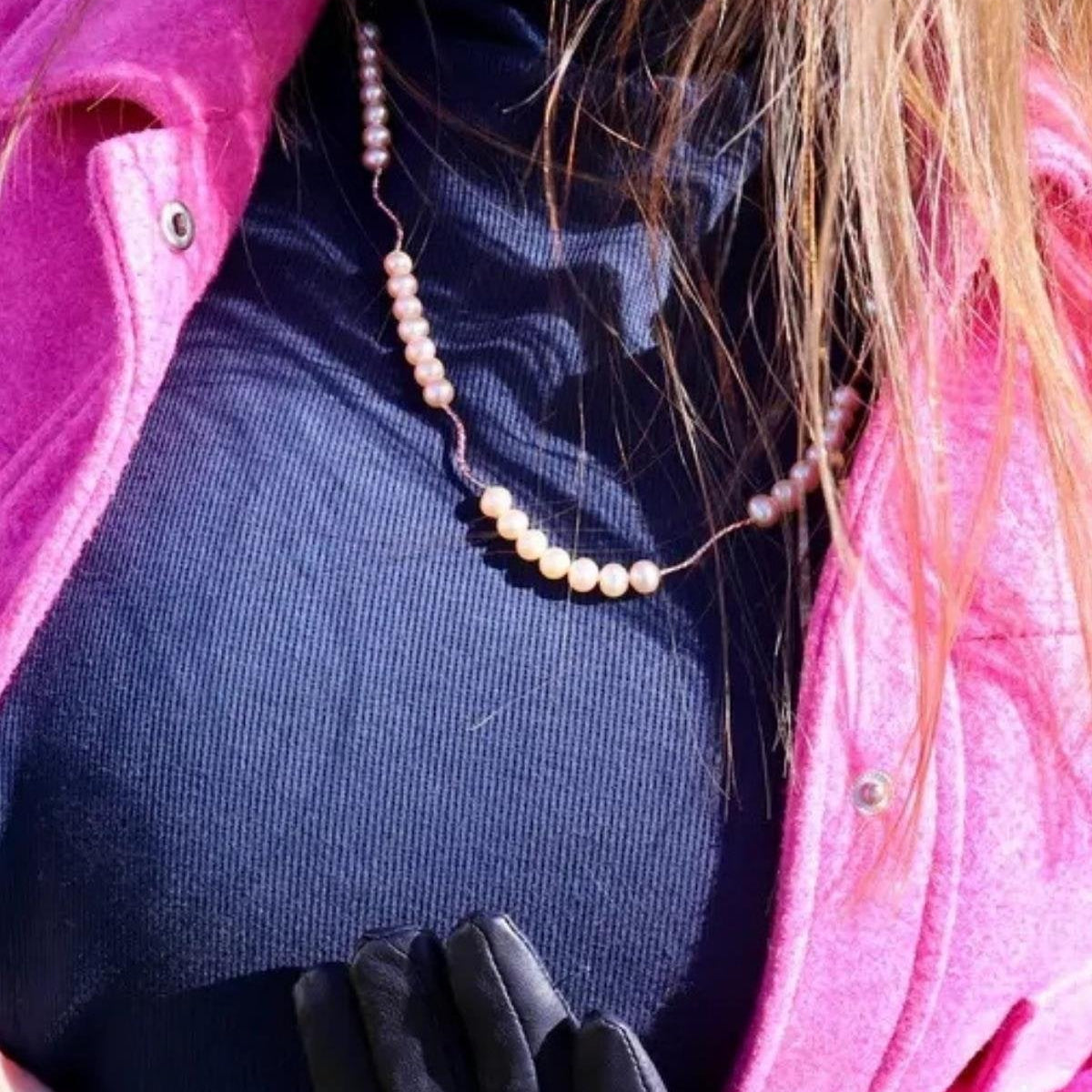 Siyah boyunluklu kolluk ve uzun kolluk tesettür kombin örneği