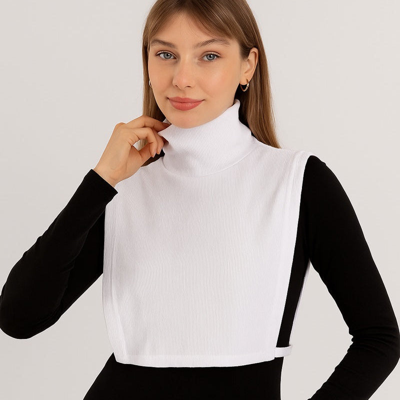 Boyunluk tesettür stilinde uzun kolluk ile tamamlanan şık görünüm