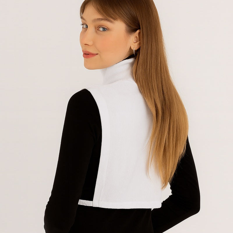 Kadın kolluk ve boyunluklu kombin ile minimal tesettür giyim