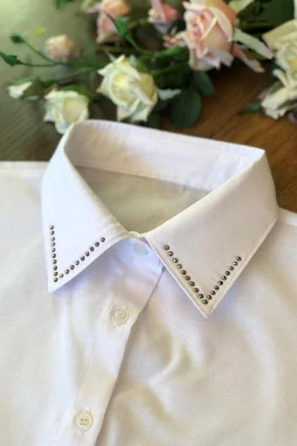 Takma gömlek yakası ile kazak içi gömlek görünümü, sade ve modern sahte yaka stil önerisi