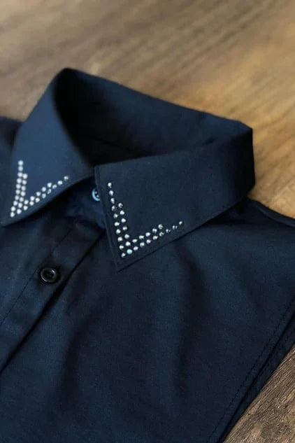 Minimal tasarımlı sahte gömlek yakası, yarım gömlek yakası formunda kazak altına gömlek görünümü sağlar