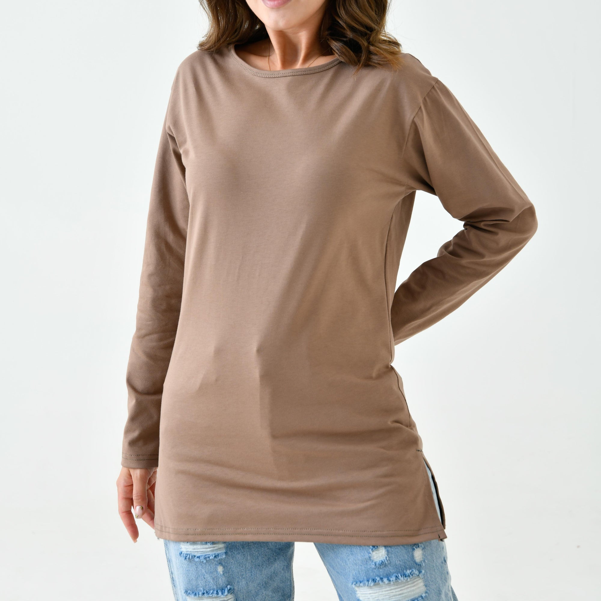 Kadın tesettür giyim için tasarlanmış sade uzun tunik modeli