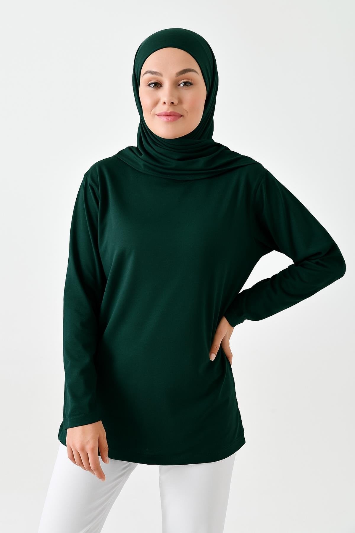 Tesettür tunik modelleri arasında sade ve modern uzun tunik