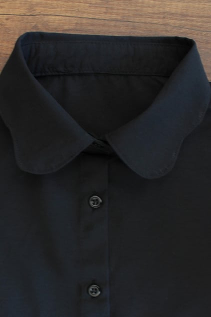 Sahte gömlek yakası ile oluşturulan gömlek yaka çeşitleri arasında şık bir alternatif