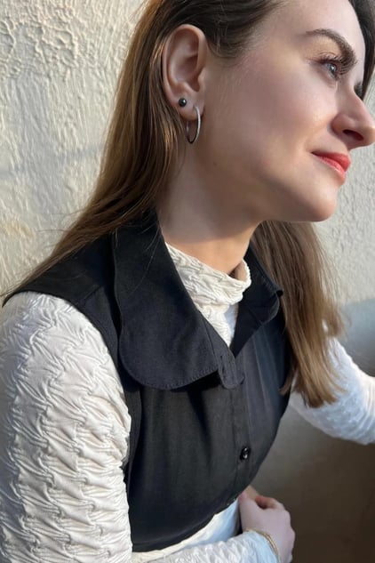 Yarım gömlek yakası tasarımıyla sahte yaka gömlek görünümü sağlayan ürün